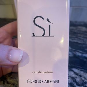 Sealed 3.4 oz (100ml) Sí perfume. New and Never opened. Purchased in Ireland